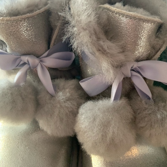 Ugg Gita Boots Girl Size 3 NWOB - Picture 2 of 7